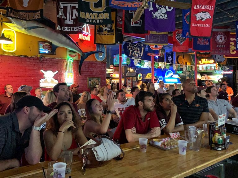 look-around-stan-s-interior-pics-best-sports-bar-dallas-stan-s-blue